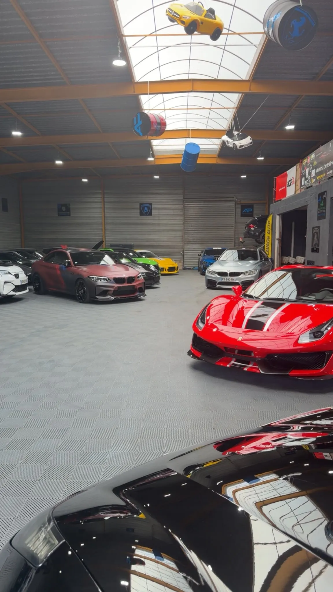 Ferrari et BMW dans l’allée de l’atelier