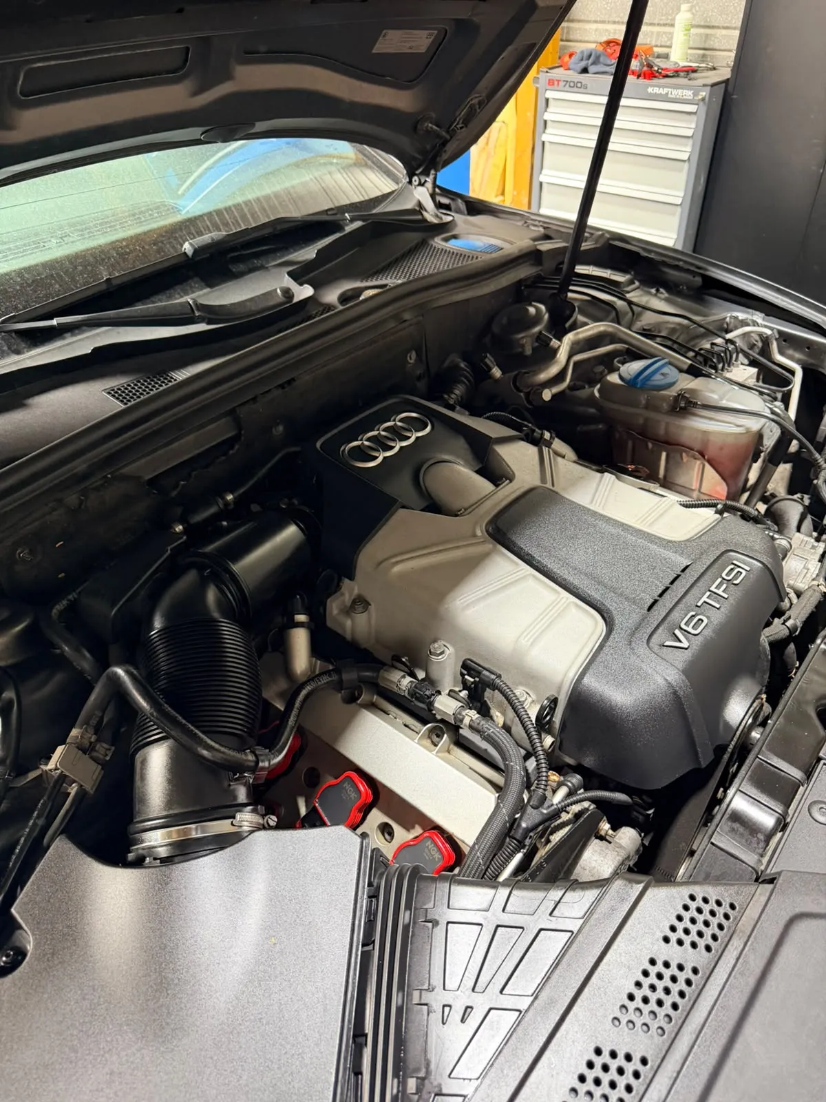 Moteur Audi 3.0 TFSI, capot ouvert à l’atelier