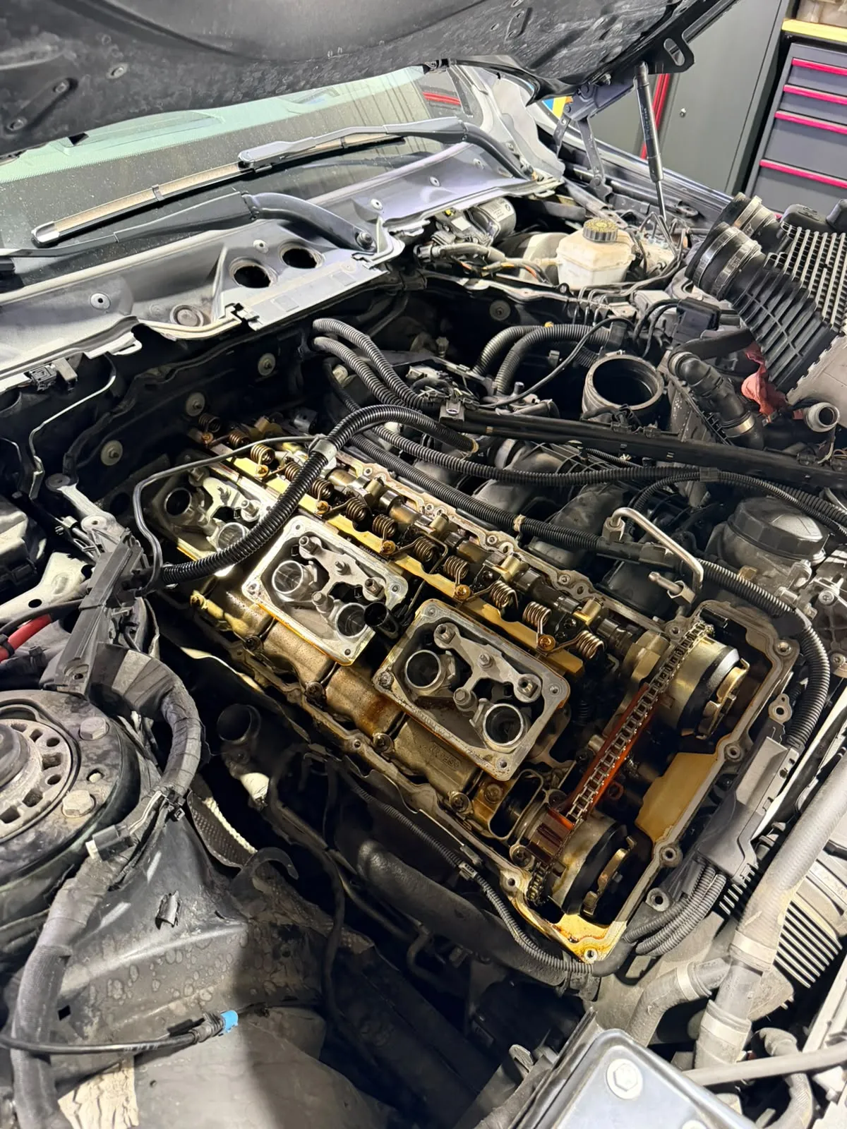 Moteur BMW ouvert, couvre-culasse déposé, pendant une intervention