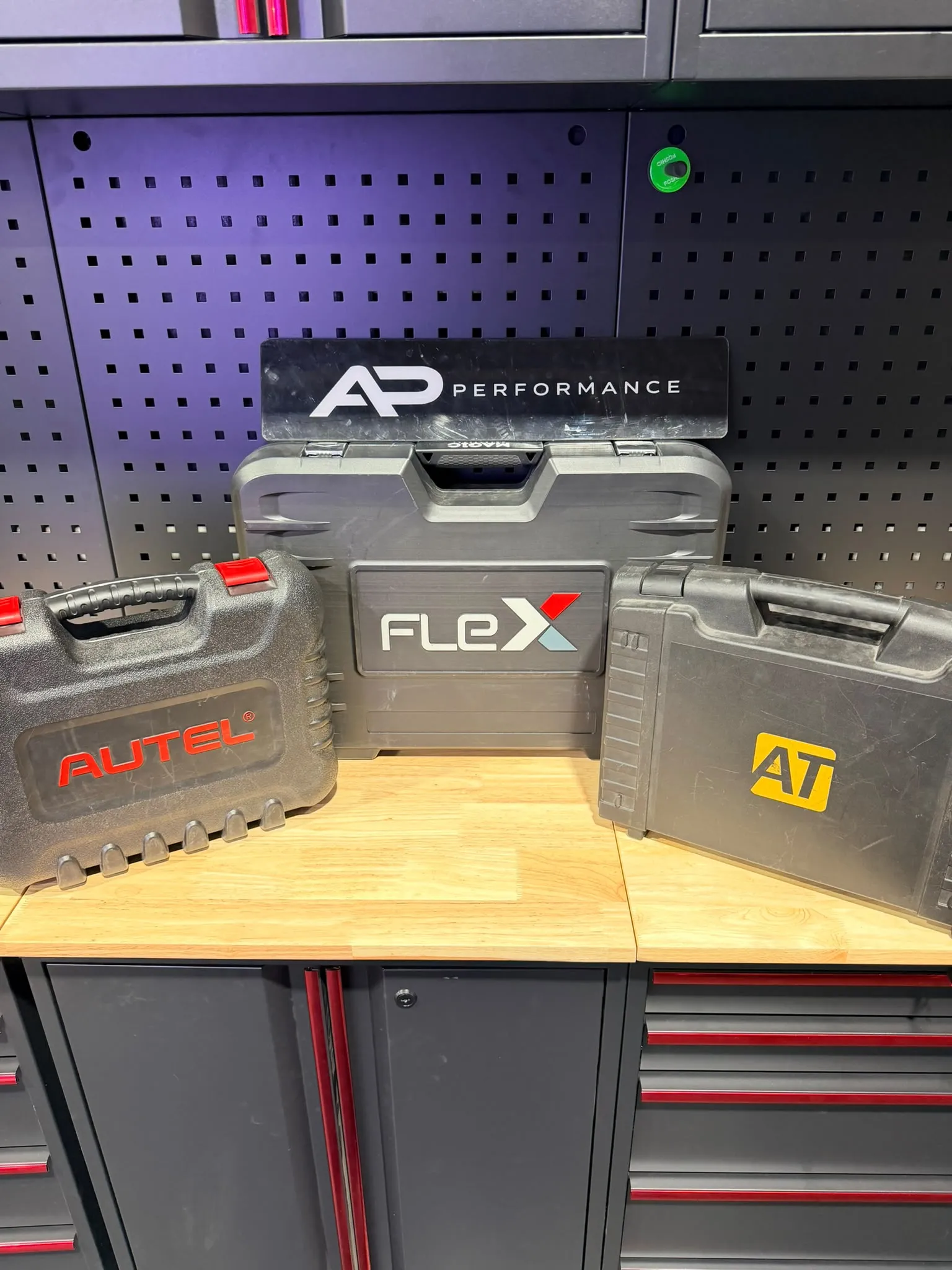 Valises de reprogrammation Autotuner, Flex et Autel sur l’établi de l’atelier